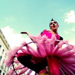 Interprète dans un costume rose volumineux lors d’un spectacle de rue
