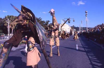 Costumes et structures monumentales lors d’une parade