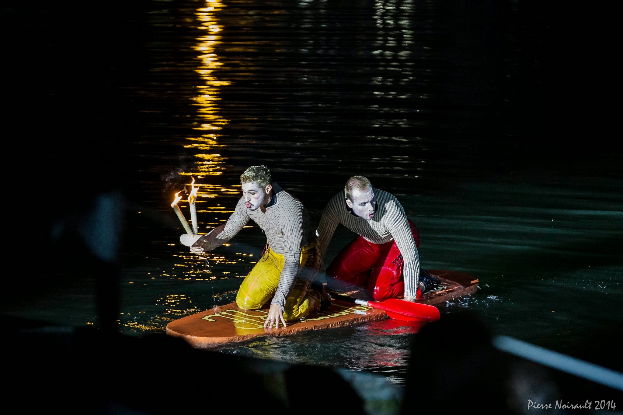 Performance costumée au bord de l’eau