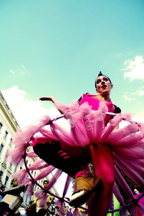 Interprète dans un costume rose volumineux lors d’une parade