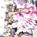Costume rose en mouvement au cœur d’une parade