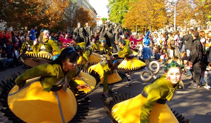 Ensemble de costumes jaunes et noirs en mouvement