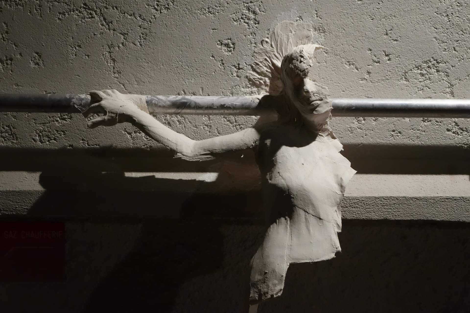 Sculpture corporelle en plâtre, entre fragilité et réparation