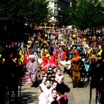 Grand défilé collectif costumé dans la rue