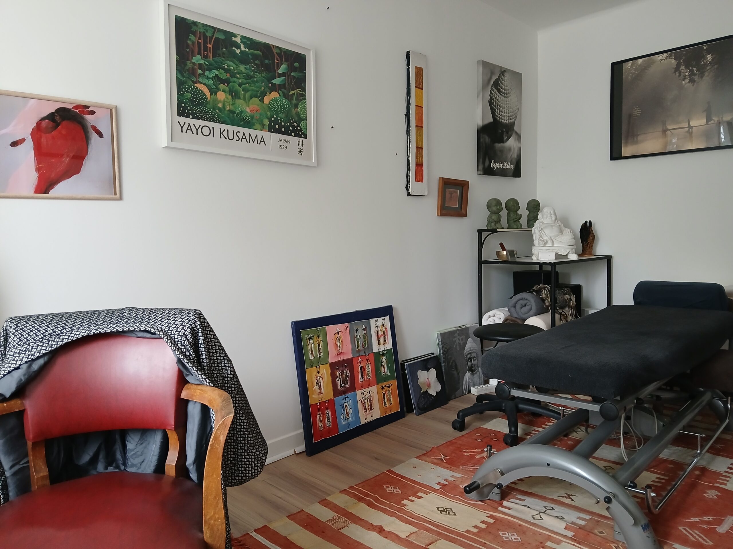 Cabinet de soin avec table de massage