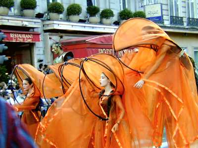 Silhouettes en costumes orange lors d’une parade